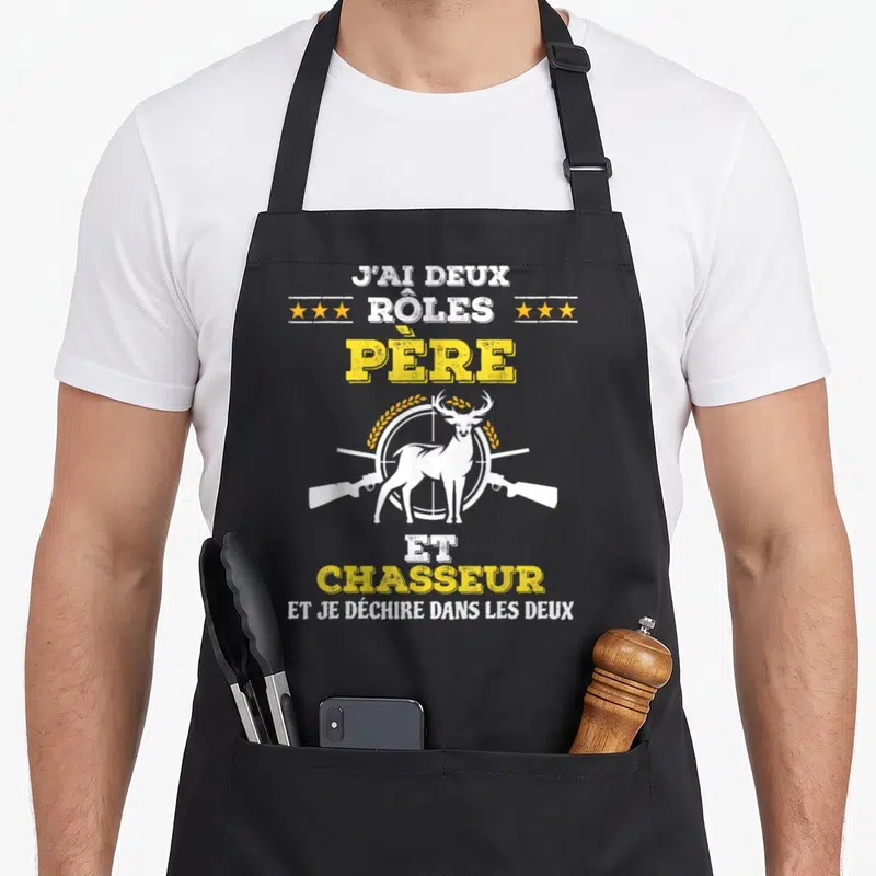Tablier de cuisine noir avec inscription J'ai deux rôles Père et Chasseur et silhouette de cerf entre fusils.