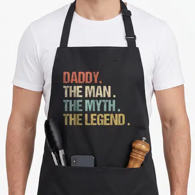 Tablier de cuisine noir avec inscription Daddy The Man Myth Legend en lettres colorées et effet vieilli.