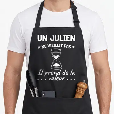 Tablier de cuisine noir avec inscription Un Julien ne vieillit pas Il prend de la valeur et illustration d'un sabre blanc.