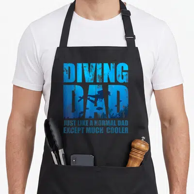 Tablier de cuisine noir avec l'inscription Diving Dad et une silhouette de plongeur bleue intégrée dans la typographie.