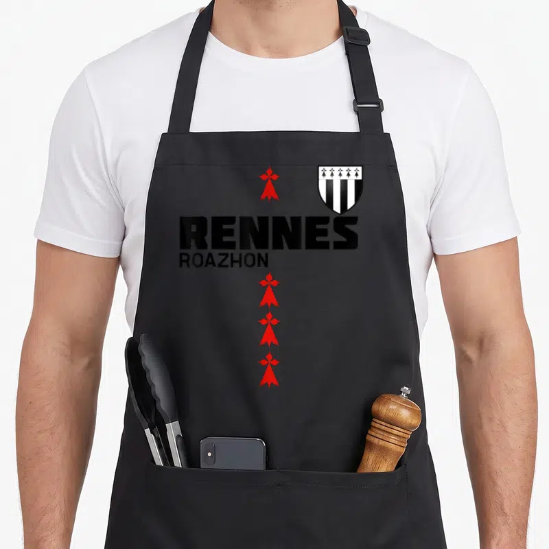Tablier de cuisine noir avec inscription Rennes Roazhon et symboles bretons rouges verticaux.