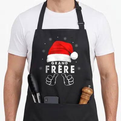 Tablier de cuisine noir orné d'un bonnet rouge, du texte Grand Frère et deux mains blanches en signe d'approbation.