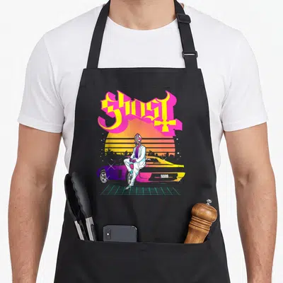 Tablier de cuisine noir avec illustration synthwave d'un homme en costume blanc et masque près d'une voiture violette.