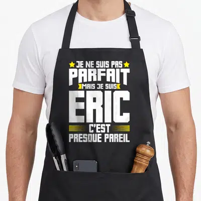 Tablier de cuisine noir avec le texte blanc et jaune Je ne suis pas parfait mais je suis Eric.