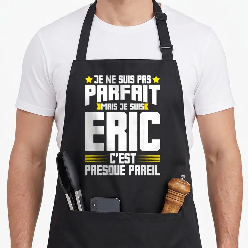 Tablier de cuisine noir avec le texte blanc et jaune Je ne suis pas parfait mais je suis Eric.