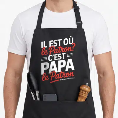 Tablier de cuisine noir avec inscription blanche et rouge Il est où le patron c'est Papa quand maman n'est pas là.