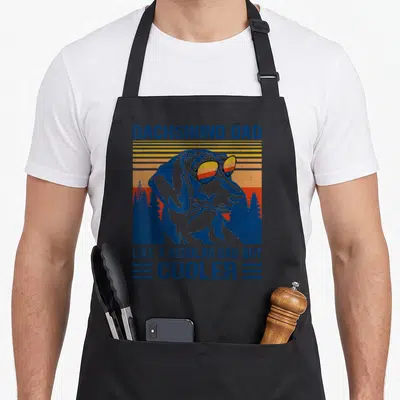 Tablier de cuisine noir avec illustration d'un teckel portant des lunettes de soleil et du texte en anglais bleu.