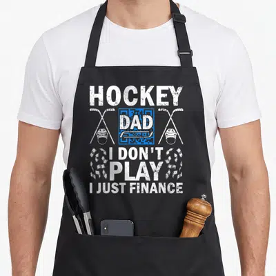 Tablier de cuisine noir avec inscription blanche Hockey Dad et illustrations de crosse et casque de hockey.