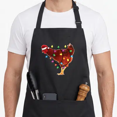 Tablier de cuisine noir avec illustration d'un coq marron en bonnet rouge et guirlandes multicolores enroulées autour du corps.