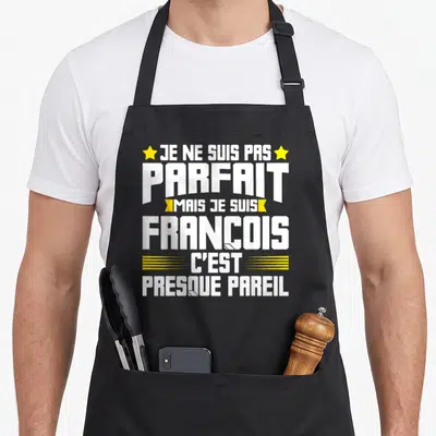 Tablier de cuisine noir avec inscription blanche et jaune Je ne suis pas parfait mais je suis François c'est presque pareil.