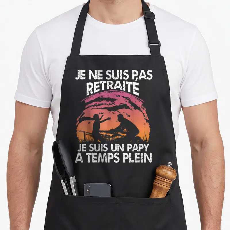 Tablier de cuisine noir avec illustration d'un papy et d'un enfant jouant au ping-pong au coucher du soleil.