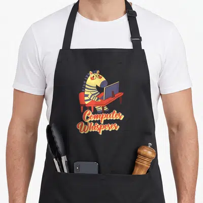 Tablier de cuisine noir avec un zèbre aux lunettes assis à un bureau rouge devant un écran bleu et le texte Computer Whisperer Technicien informatique.