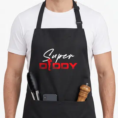 Tablier de cuisine noir avec inscription Super Diddy et silhouette rouge d'un homme tenant un enfant.