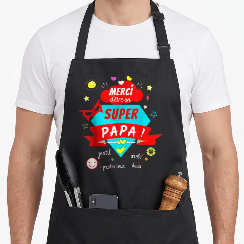 Tablier de cuisine noir avec une illustration colorée Super Papa et des cœurs.