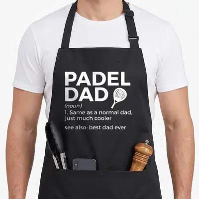 Tablier de cuisine noir avec l'inscription Padel Dad et le dessin d'une raquette de paddle en blanc.
