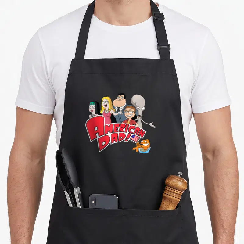 Tablier de cuisine noir avec le logo American Dad en rouge, la famille cartoon et l'alien Roger.
