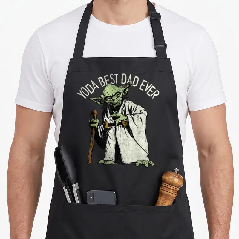 Tablier de cuisine noir avec Yoda Best Dad Ever illustré en style gravure vintage.