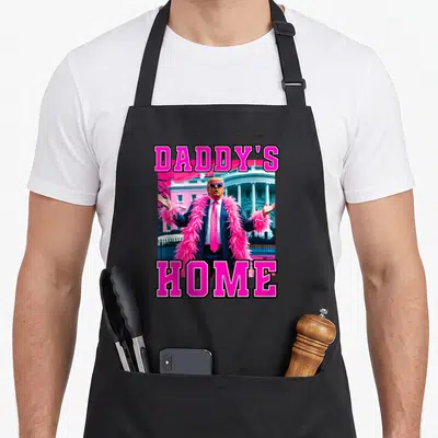 Tablier de cuisine noir avec illustration colorée et texte rose vif sur fond blanc.