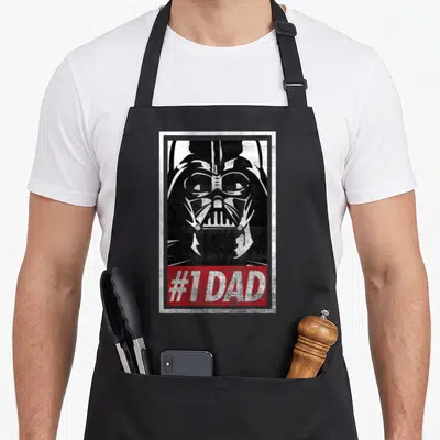 Tablier de cuisine noir avec portrait stylisé de Dark Vador et bande rouge portant l'inscription #1 DAD en blanc.