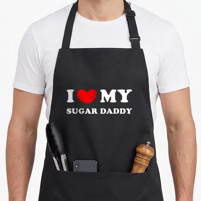 Tablier de cuisine noir avec inscription blanche I Love My Sugar Daddy et un cœur rouge central.