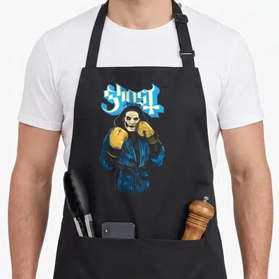 Tablier de cuisine noir avec illustration d'un moine boxeur portant des gants jaunes et une robe bleue.