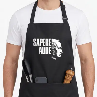 Tablier de cuisine noir avec portrait blanc d'Immanuel Kant et texte Sapere Aude en typographie bold.