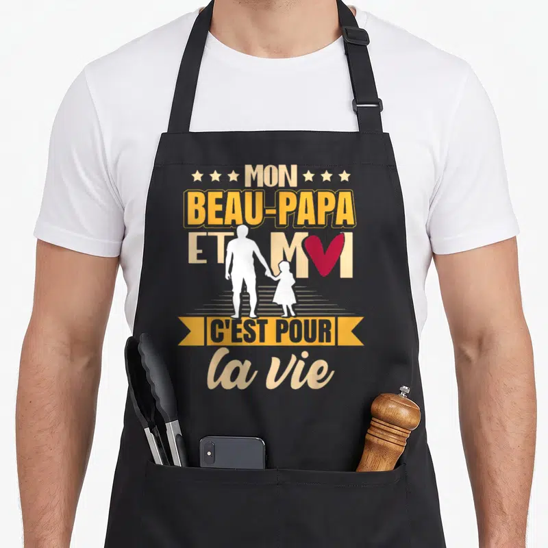 Tablier de cuisine noir avec silhouettes homme et enfant tenant la main sous le texte Mon Beau-Papa Et Moi C'est Pour La Vie