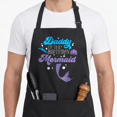 Tablier de cuisine noir avec inscription Daddy of the anniversaire Mermaid et queue de sirène violette.