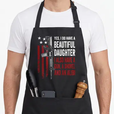 Tablier de cuisine noir avec illustration de fusil et texte « Yes I do have a {beautiful} daughter » sur fond de drapeau USA.