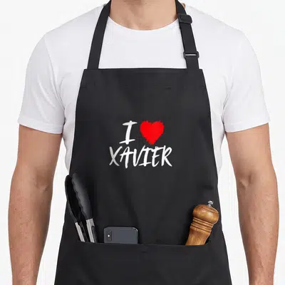 Tablier de cuisine noir avec inscription blanche I Love Xavier et un cœur rouge au centre du design imprimé.