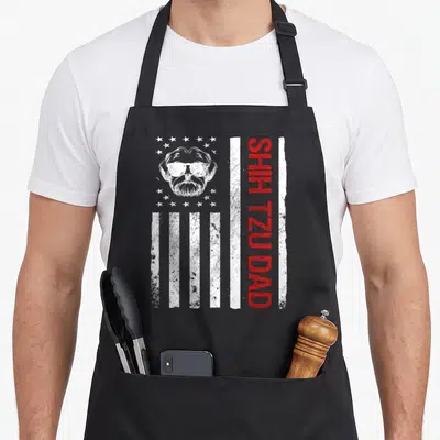 Tablier de cuisine noir avec illustration Shih Tzu Dad et drapeau américain stylisé en blanc et rouge.