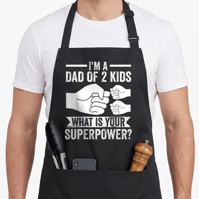Tablier de cuisine noir avec poing d'adulte se serrant la main avec deux poings d'enfants en blanc.