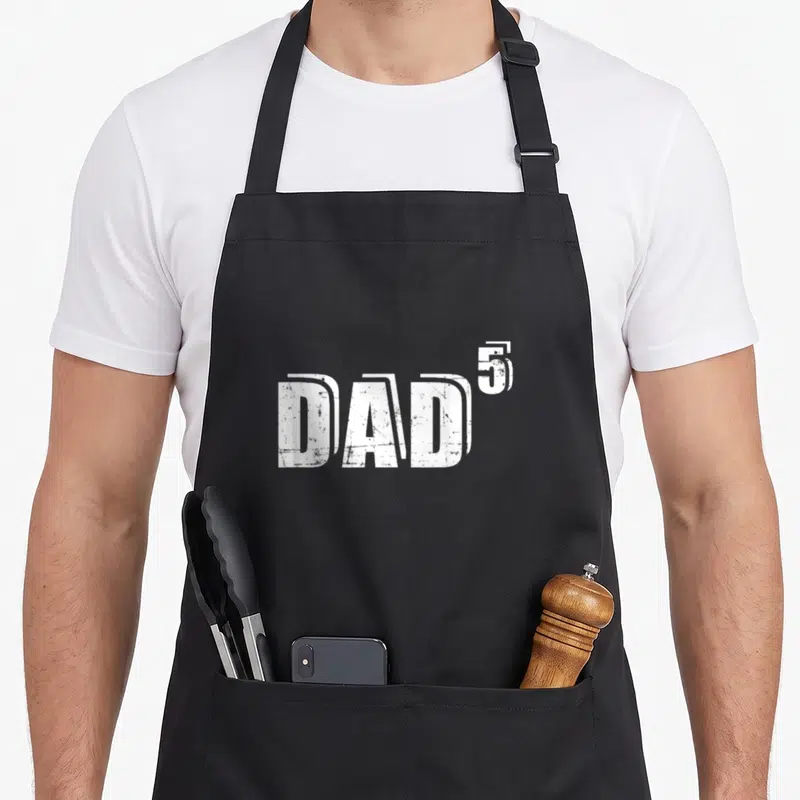 Tablier de cuisine noir avec l inscription DAD 5 en blanc style graffiti texturé