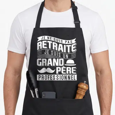 Tablier de cuisine noir avec typographie blanche et icônes de chapeau melon et moustache.