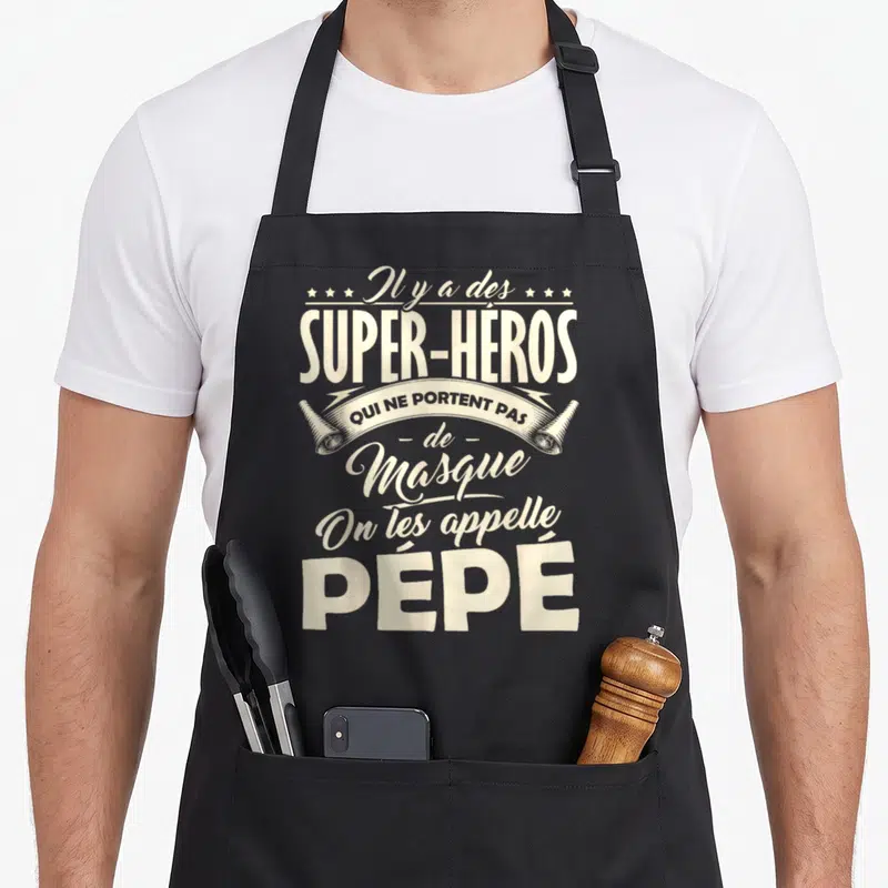 Tablier de cuisine noir avec typographie blanche célébrant les pépés comme des super-héros sans masque.