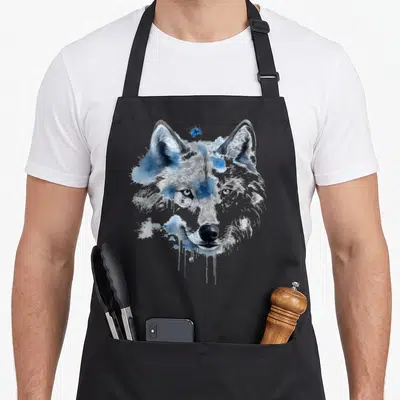 Tablier de cuisine noir avec tête de loup au style aquarelle bleue et un petit papillon posé sur l'oreille gauche.