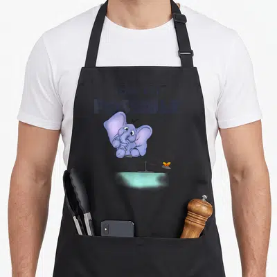 Tablier de cuisine noir avec illustration d'un éléphant violet volant au-dessus d'un petit papillon orange sur fond uni.