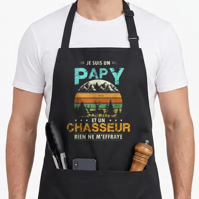 Tablier de cuisine noir avec inscription Je suis un papy chasseur et un chasseur rien ne m'effraye sur paysage montagneux.