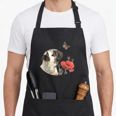 Tablier de cuisine noir avec illustration d'un carlin regardant un papillon près de fleurs rouges.