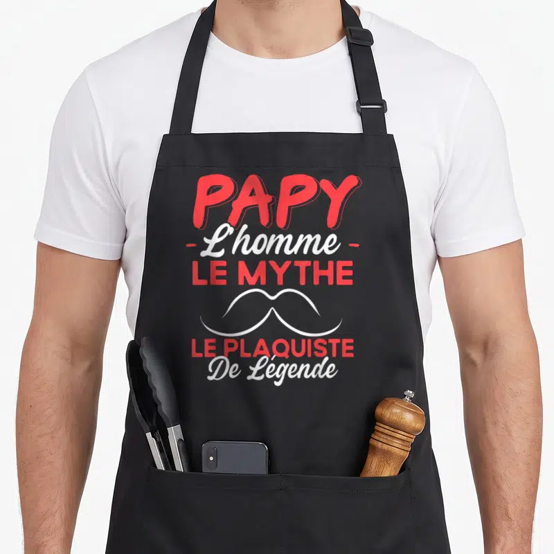 Tablier de cuisine noir avec texte rouge et blanc Papy L'homme le mythe le plaquiste de légende et moustache blanche.