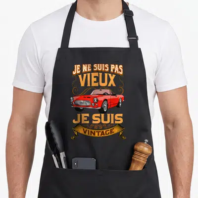 Tablier de cuisine noir avec une voiture rouge vintage et le texte Je ne suis pas vieux je suis vintage.