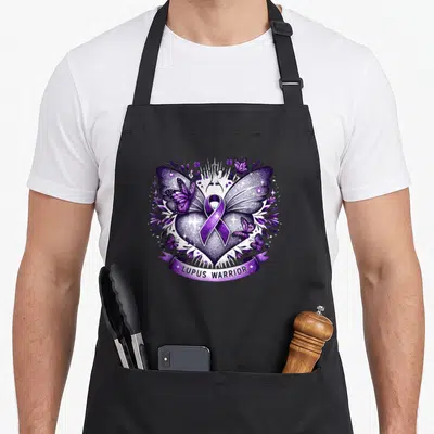 Tablier de cuisine noir avec un cœur aux ailes de papillon et un ruban violet Lupus Warrior.