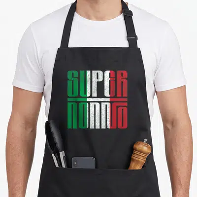 Tablier de cuisine noir avec l'inscription Super Nonno aux couleurs du drapeau italien en typographie délavée.