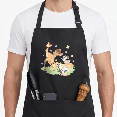 Tablier de cuisine noir avec Bambi, Thumper, Flower et un papillon rose dans un décor floral printanier pastel.