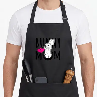 Tablier de cuisine noir avec illustration Bunny Mom Lapin Mignon et deux cœurs roses vifs.