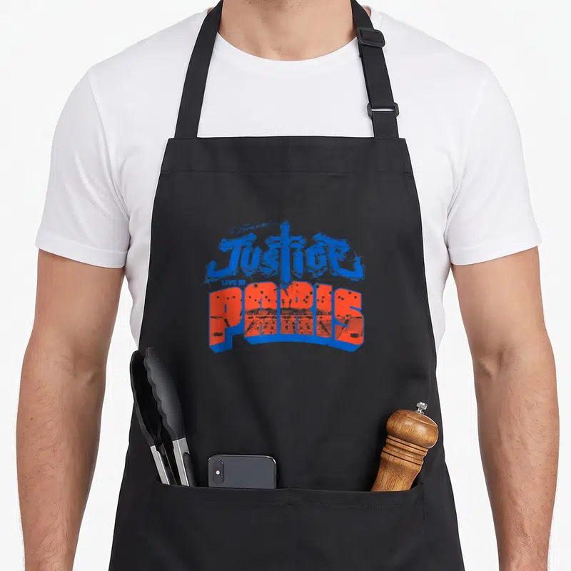 Tablier de cuisine noir avec le logo Justice en bleu et orange sur fond uni.