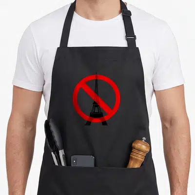 Tablier de cuisine noir avec une tour Eiffel barrée d'un signe rouge interdictif.