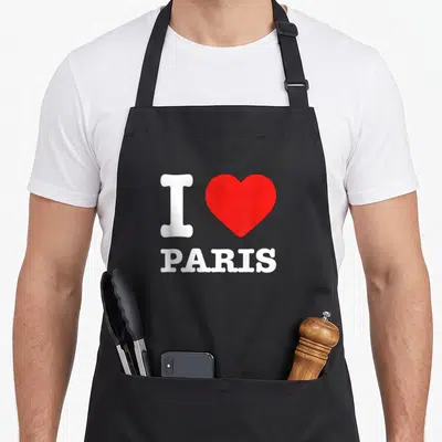 Tablier de cuisine noir avec inscription I Love Paris et un grand cœur rouge au centre du design imprimé.