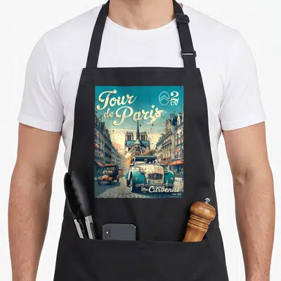 Tablier de cuisine noir avec illustration d'une rue parisienne, Notre-Dame et une voiture vintage bleue.