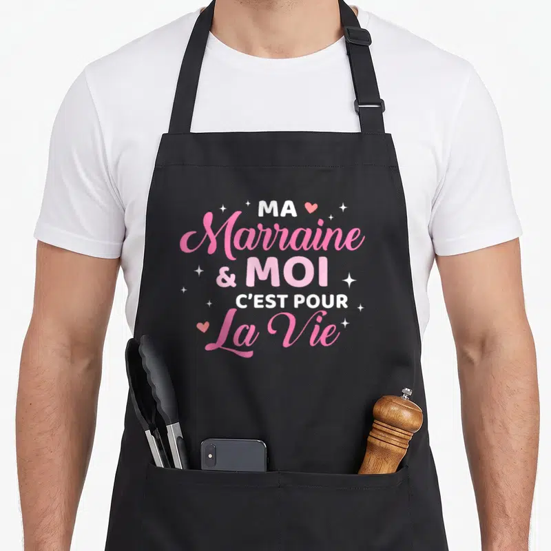 Tablier de cuisine noir avec inscription rose et blanche Ma Marraine et Moi C'est Pour La Vie entourée d'étoiles et de coeurs.